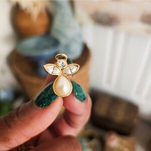 VTG 1996 AVON Angelic Expression Gold Tone Rhinestone Faux Pearl Earrings